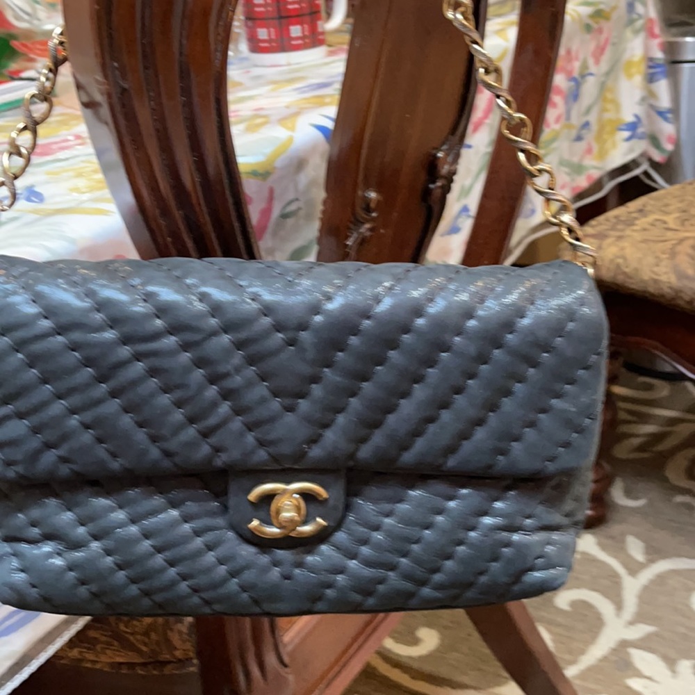 Chanel handbag like new only used a few times - Picture 14 of 16